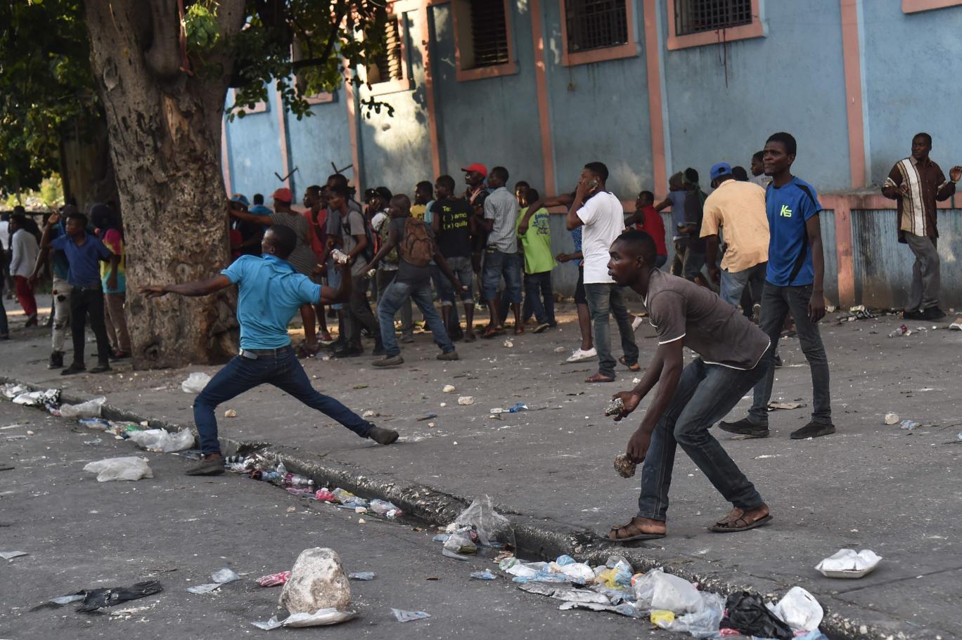 متظاهرون يرشقون منزل رئيس هايتي بالحجارة احتجاجا على الفساد