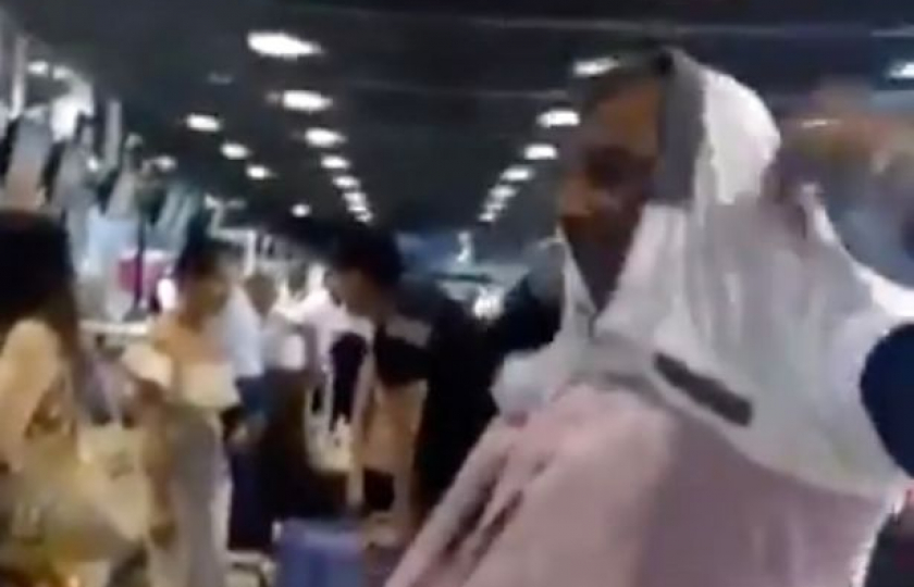 بالفيديو.. مسافر يرتدي 15 قميصا لتجنب دفع رسوم الوزن الزائد في المطار