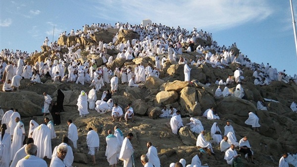 بدء وقوف الحجاج على جبل عرفة 