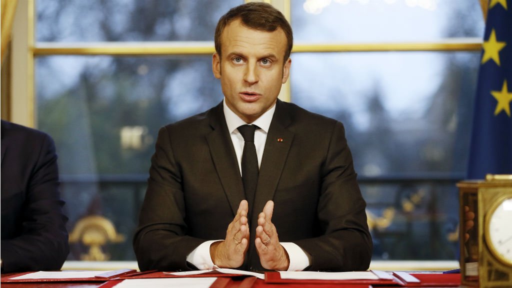 ماكرون يوجه بخفض الضرائب ورفع الحد الأدنى للأجور بعد الاحتجاجات الأخيرة