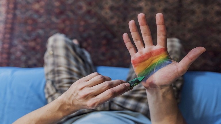 علماء يحددون 3 علامات ترتبط بميل الذكور للمثلية الجنسية