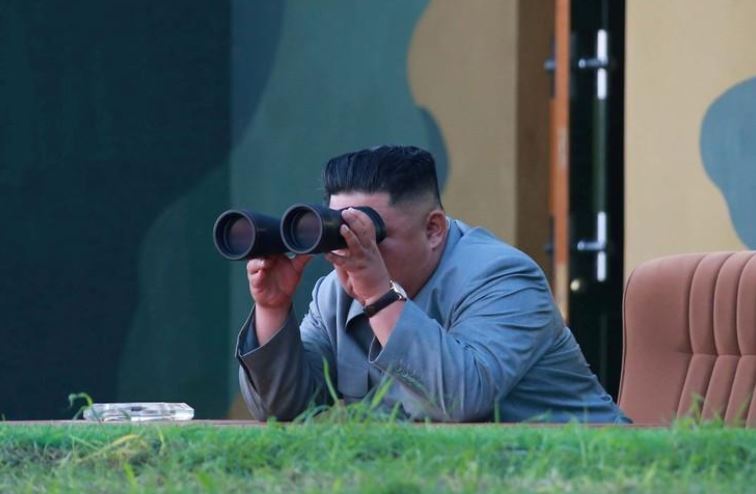 زعيم كوريا الشمالية يتابع تجربة سلاح جديد