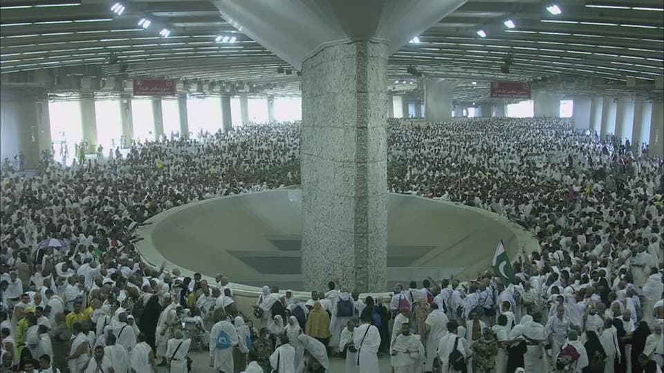 الحجاج يرمون جمرة العقبة في أول أيام عيد الأضحى