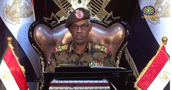بن عوف يتنازل عن رئاسة المجلس العسكري في السودان
