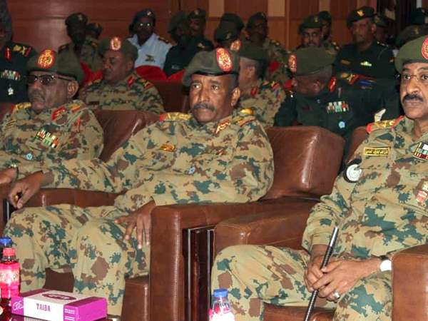 أول قرار لرئيس المجلس الانتقالي في السودان بعد أدائه اليمين