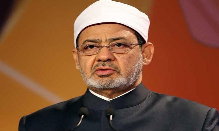 شيخ الازهر يدعو لاعادة النظر في فصل طالبة عانقت شابا