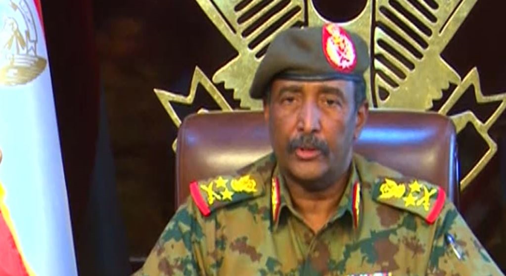 رئيس المجلس العسكري في السودان يعد بتشكيل حكومة مدنية