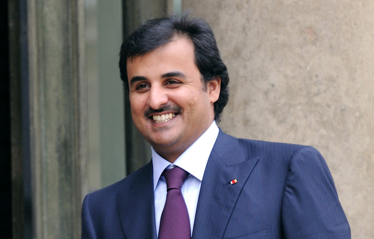 بالصور.. امير قطر  يظهر جالسا وحيدا في احد شوارع لندن 