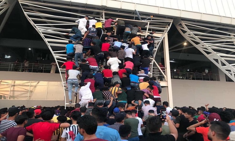 الزخم الجماهيري يفوق سعة ملعب كربلاء.. واستياء بسبب الفوضى