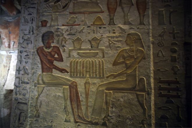 مصر.. اكتشاف مقبرة عمرها 4400 سنة ومزينة بنقوش ملونة