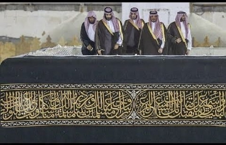 بالفيديو: ولي العهد السعودي يصعد سطح الكعبة ويثير ضجة