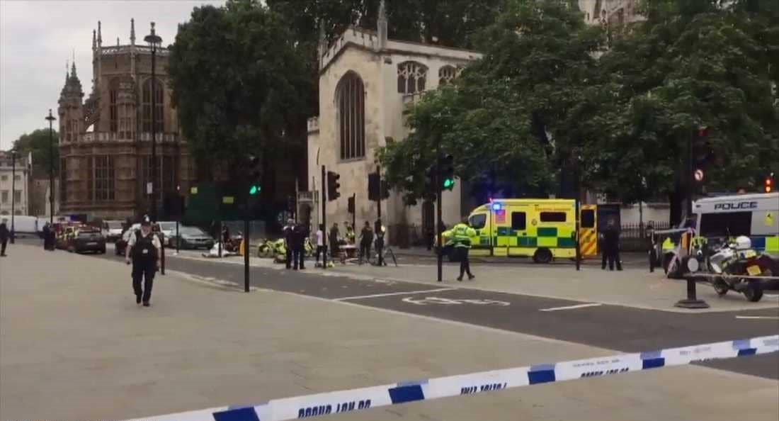 بالفيديو.. أشخاص يهاجمون مسلمين بالفؤوس والعصي في بريطانيا