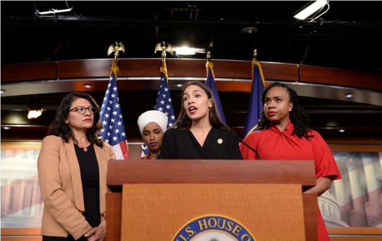 بعد تغريداته على تويتر.. اعضاء في الكونغرس يتهمون ترمب بـ