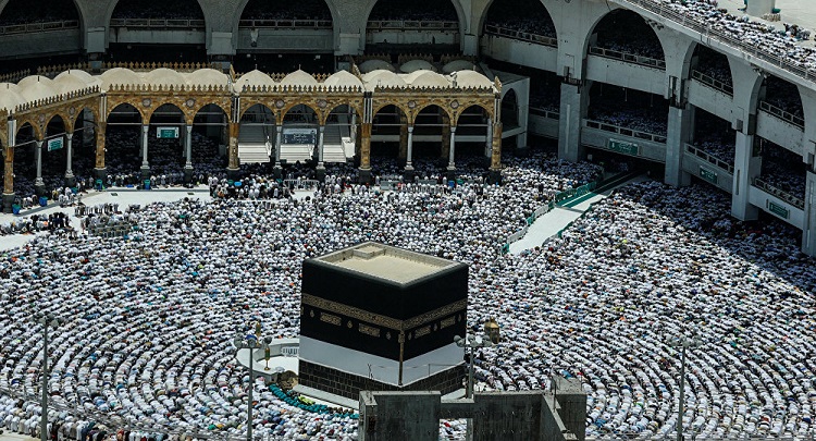بالصور.. كتابة تحية بالعبرية في باحة الكعبة تثير جدلا كبيرا