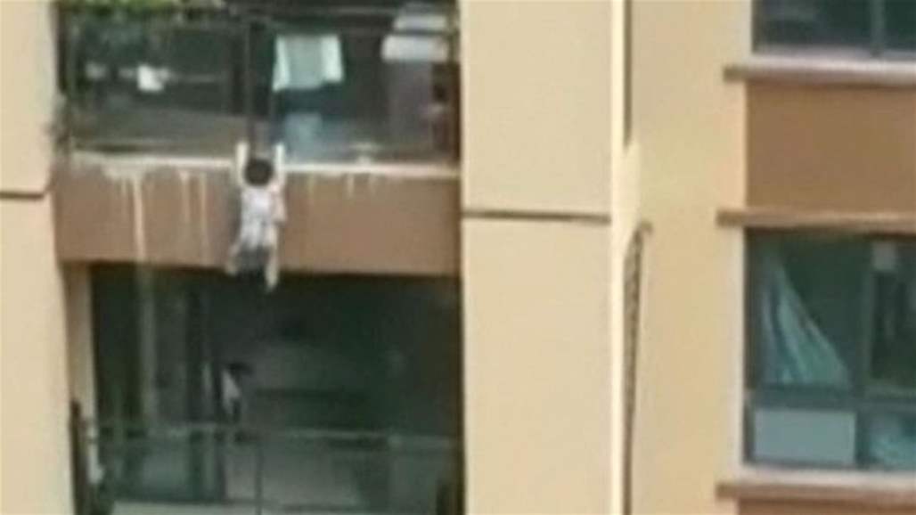 بالفيديو.. طفل يسقط من مبنى شاهق ويكتب له عمر جديد
