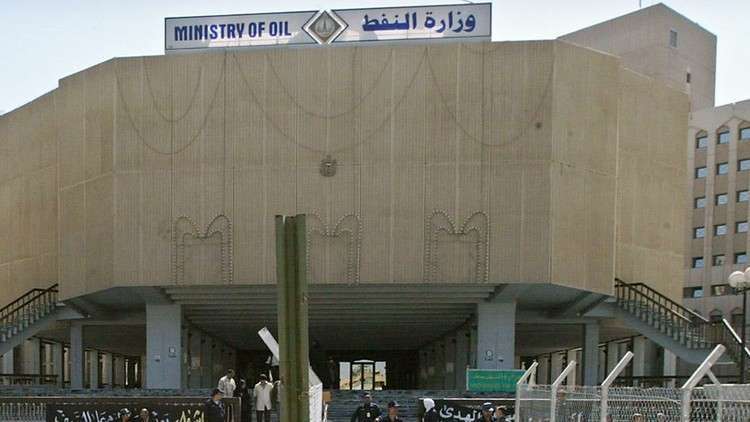 العراق يخفض صادراته النفطية ويتوجه إلى خفضها بشكل أكبر