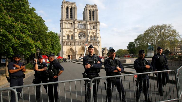 الشرطة الفرنسية تمنع التظاهر في محيط كاتدرائية نوتردام