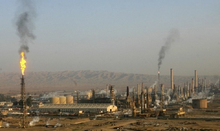 النفط يهبط لأدنى مستوى في عام