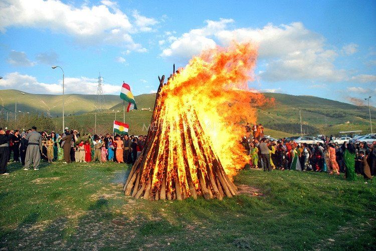 إحياء عيد نوروز القومي من قبل الكرد وشعوب أخرى في 21 آذار من كل عام 