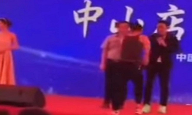 ممثل يتعرض للطعن على المسرح (فيديو)