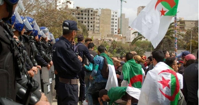 الاف المحتجين في الجزائر يطالبون بتنحي بوتفليقة فورا