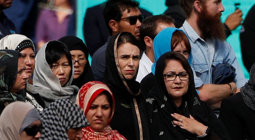 آلاف النيوزيلدنيين يحضرون صلاة الجمعة للتضامن مع ضحايا هجوم المسجدين