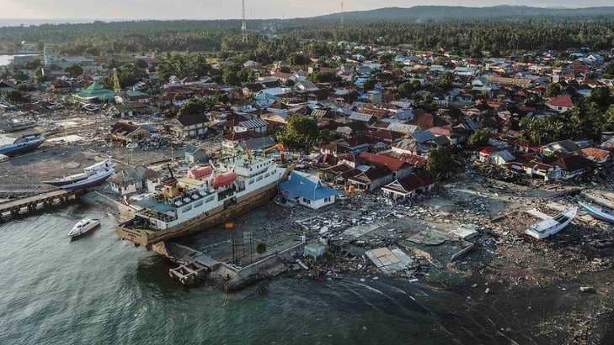 موجات تسونامي تقتل 62 شخصا وتصيب المئات في إندونيسيا