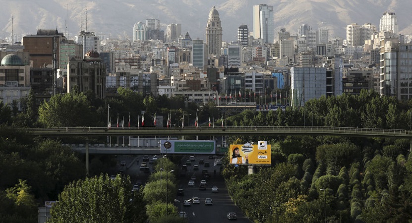 بالصورة.. فتاة تتسبب بأزمة مرورية خانقة في شرق طهران