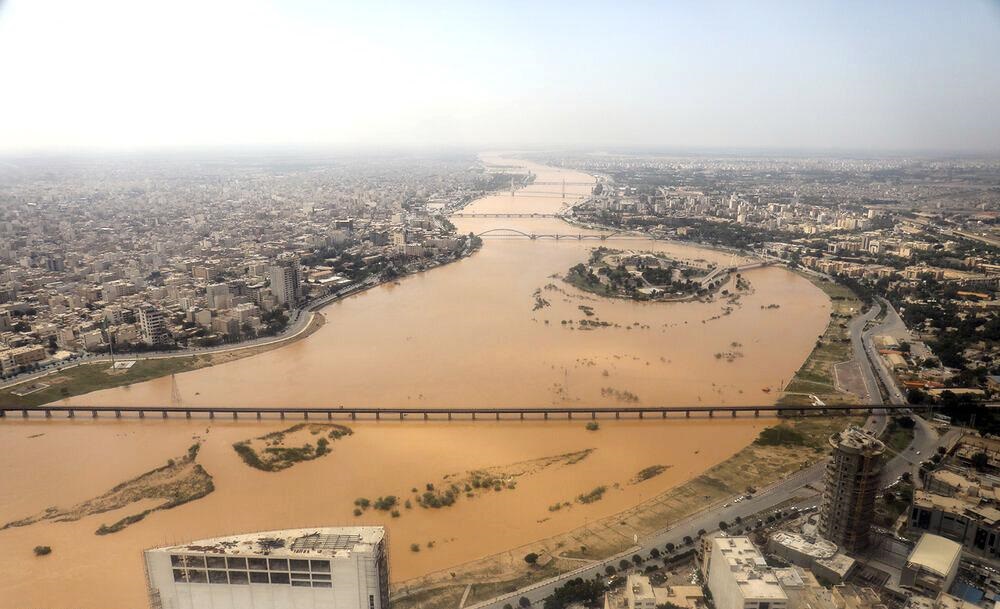 بالصور.. فيضانات وسيول تغرق محافظات إيرانية