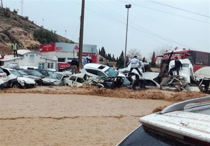 17 قتيلا و 74 جريحا ضحايا السيول في شيراز الإيرانية 