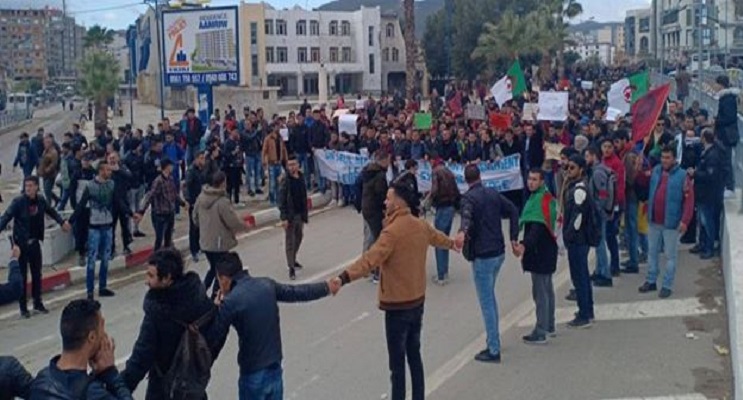 مثقفون وجامعيون جزائريون يلتحقون بالحراك السلمي ضد العهدة الخامسة