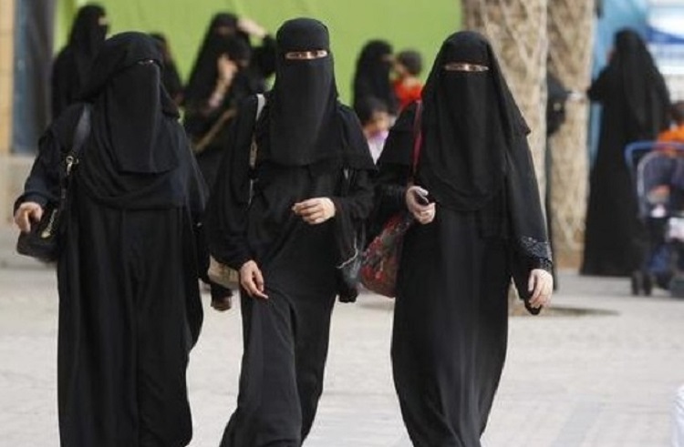مطالبات نسائية سعودية لاسقاط العباية
