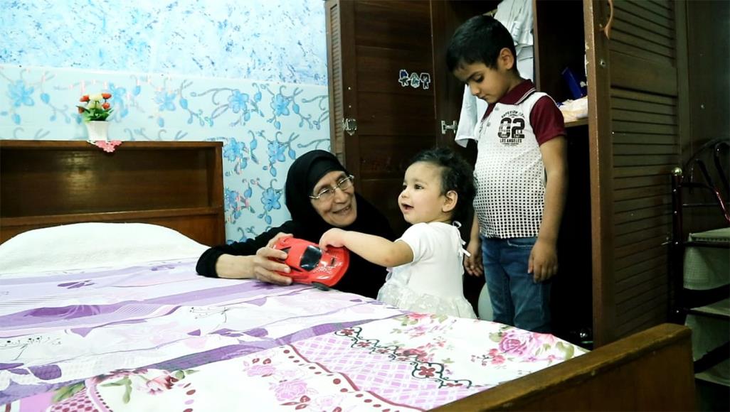امرأة عراقية ترعى 60 يتيما دون كلل أو ملل