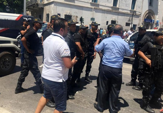 الداخلية التونسية: تفجيران انتحاريان يستهدفان وسط العاصمة ويسفران عن سقوط ضحايا