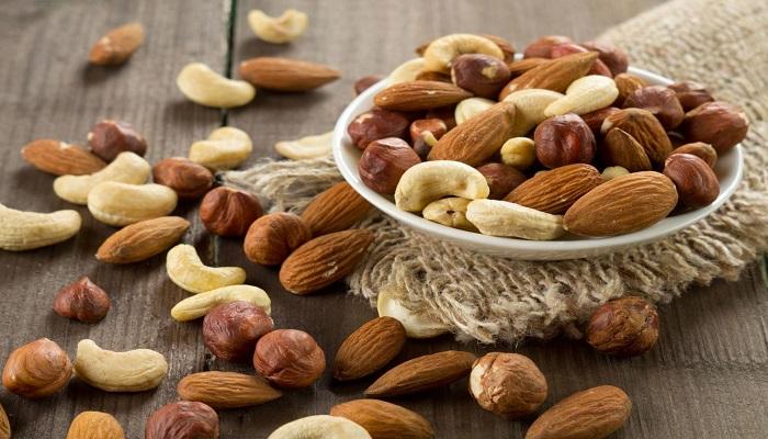 باحثون: تناول المكسرات يحسن الحياة الجنسية للرجال