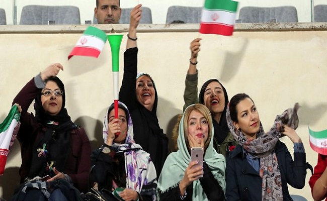 تقرير: استمرار الجدل ​بشأن حضور النساء الملاعب الرياضية في إيران
