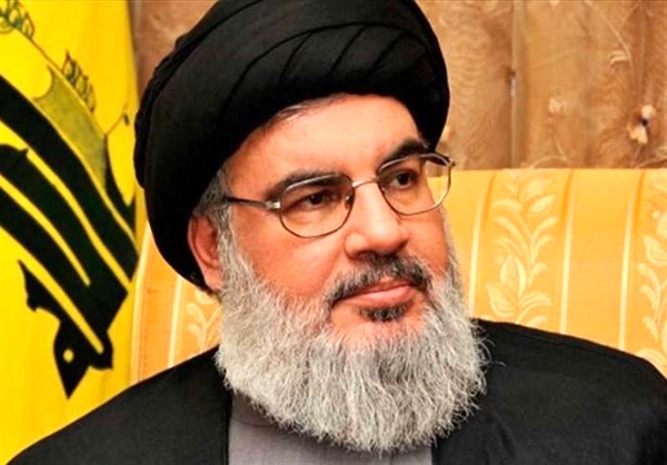 بالصورة.. لوحة خلف نصر الله خلال مقابلته الأخيرة تثير تساؤلات