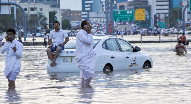 منخفض جوي يشل الحياة في إحدى دول الجوار