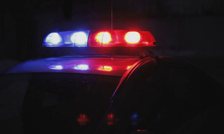 إمرأتان متحولتان جنسيا تتعرضان 