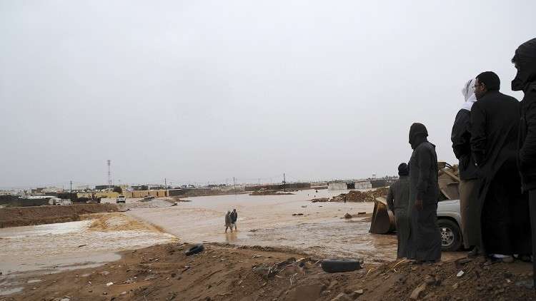 السيول تودي بحياة 12 شخصا في إحدى دول الجوار