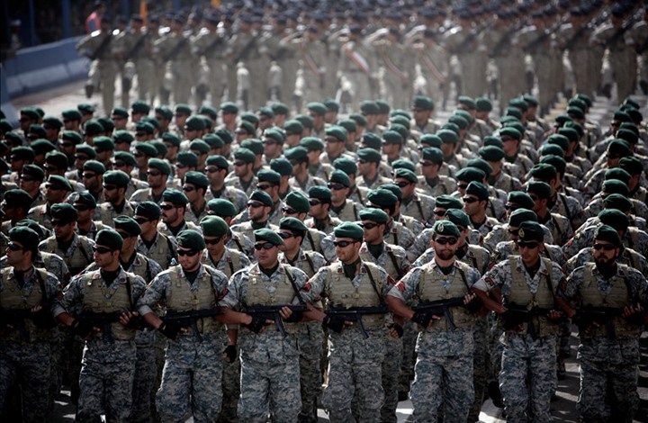 إيران تخفض نفقات الدفاع وترفعها للحرس الثوري بموازنة 2019