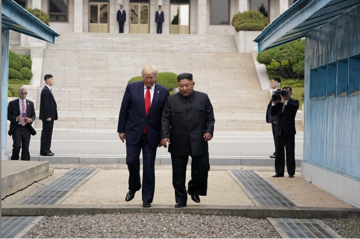 بالفيديو.. اول رئيس اميركي تطأ اقدامه ارض كوريا الشمالية