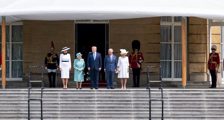 ملكة بريطانيا تستقبل الرئيس الاميركي وعقيلته في قصر باكنغهام