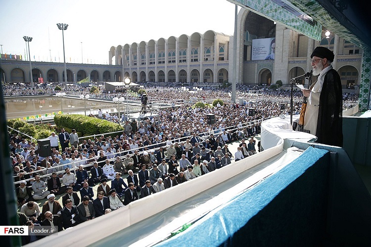 بالصور... خامنئي يلقي خطبة العيد حاملا بندقية
