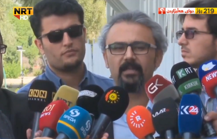 صحفيون يتظاهرون امام مبنى برلمان كردستان