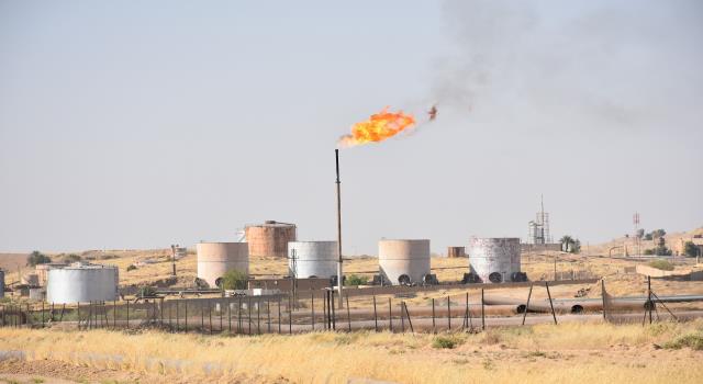 النفط يرتفع بفعل عقوبات فنزويلا وإيران