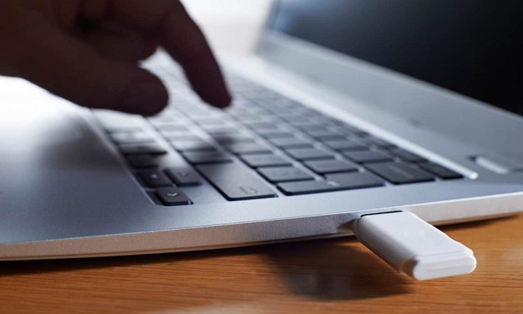 مايكروسوفت تعدل طريقة فصل أجهزة USB ضمن ويندوز 10