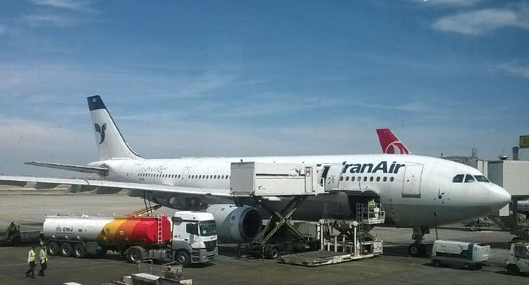 طهران: مطارات دولية تمتنع عن تزويد طائراتنا بالوقود