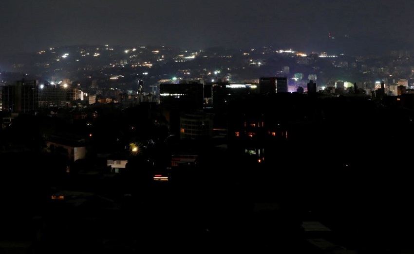 انقطاع الكهرباء في معظم أنحاء فنزويلا والحكومة تقول إن السبب عملية تخريب