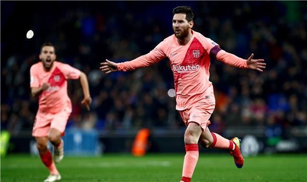 ميسي يتألق.. ويقود برشلونة لفوز ساحق على اسبانيول